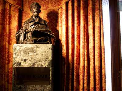 ...e uno bronzeo di Giuseppe Re David in uniforme da ministro, opera dell�irrequieto Filippo Cifariello